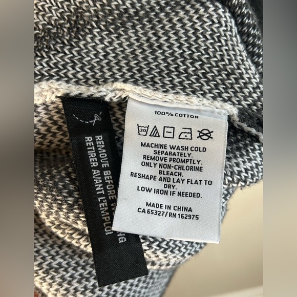 RARE Hudson’s Bay Company Toronto Raptors Crew Neck Sweater Size XL Cotton HBC - Picture 7 of 7